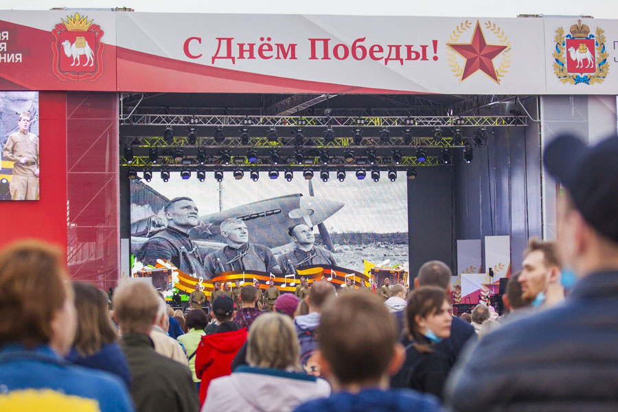 В Челябинске встретили День Победы с Любэ и салютом