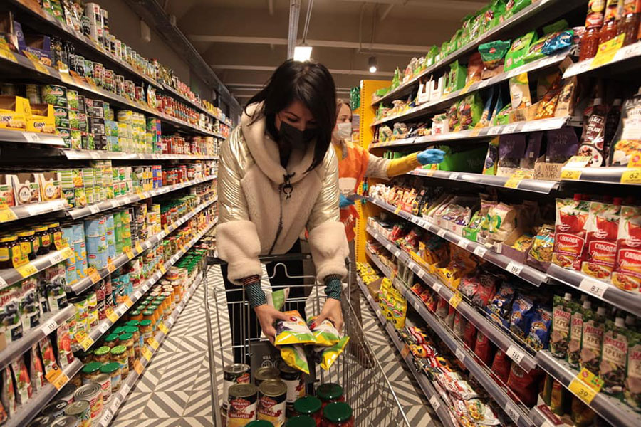 Ирина Текслер закупила продукты для нуждающихся
