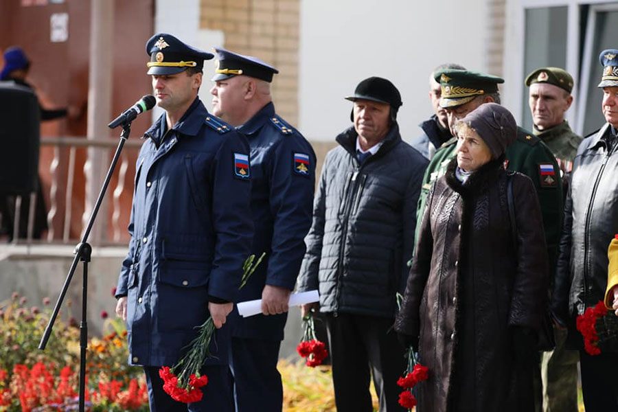 В Челябинске открыли памятник Герою России
