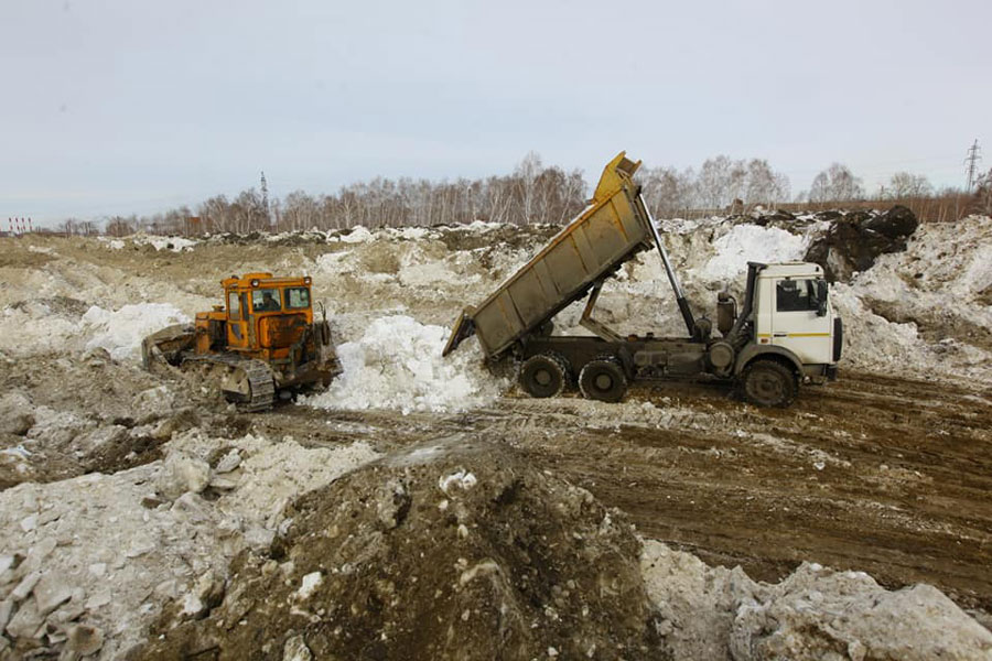 Челябинским журналистам показали снегосвалку