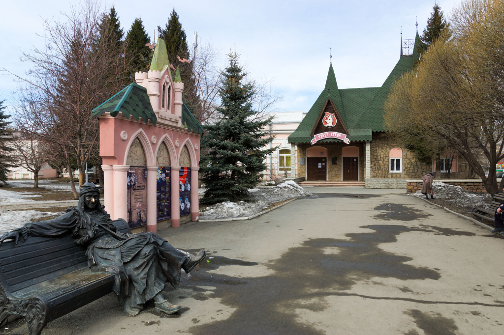 Памятник бабе Яге у Кукольного театра_фото Куткина.jpg