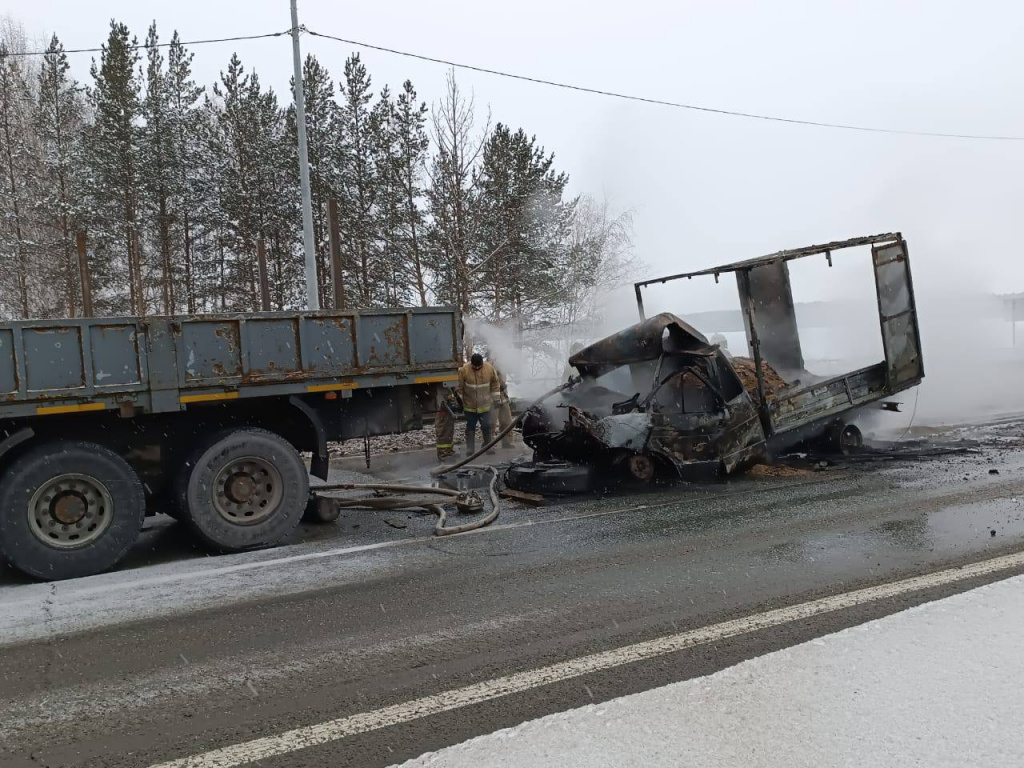 ГАЗель» вспыхнула после ДТП с фурой в Челябинской области