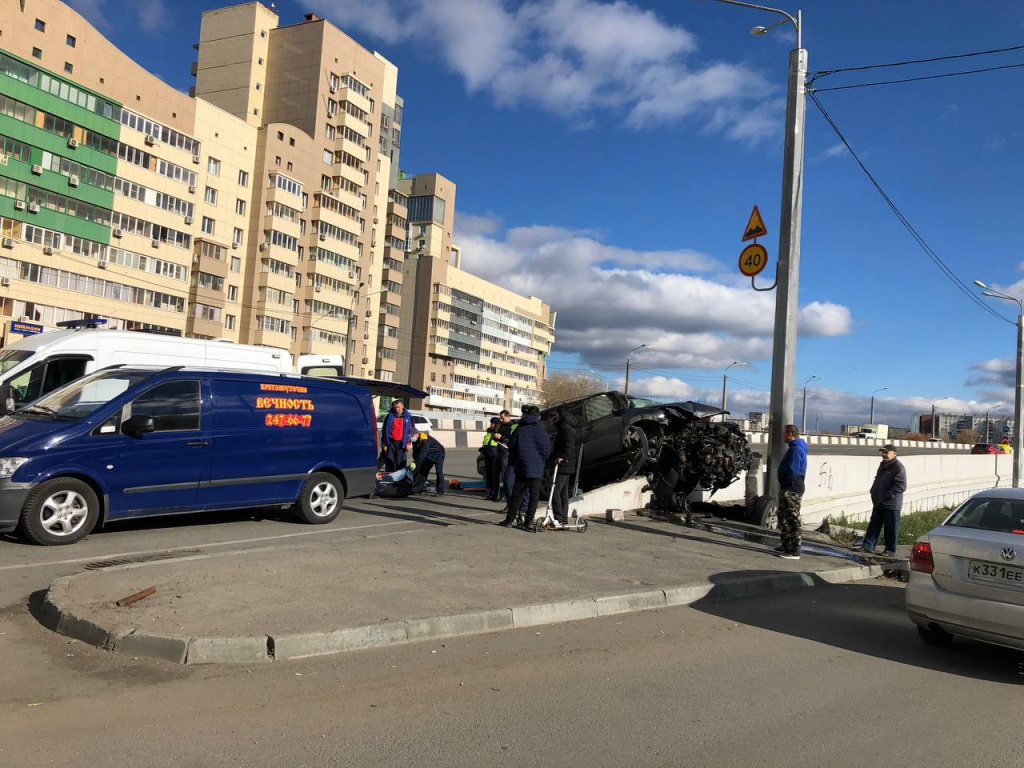 Иномарку разорвало во время жуткого ДТП возле цирка в Челябинске │  Челябинск сегодня