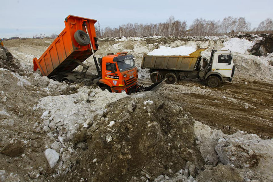 Челябинским журналистам показали снегосвалку