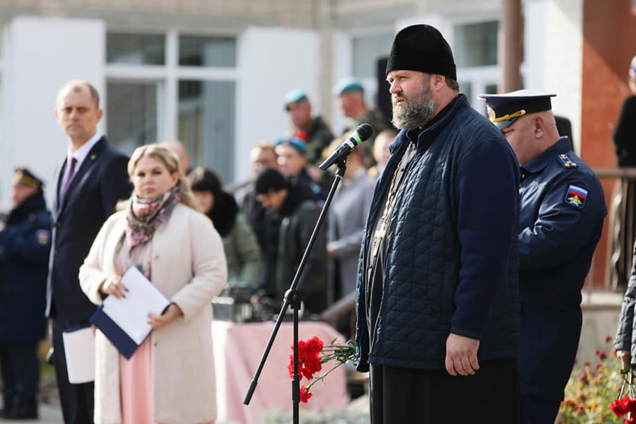 В Челябинске открыли памятник Герою России