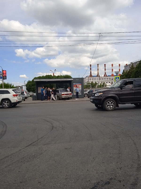 В Челябинске легковушку вынесло на остановку после ДТП с ВАЗом