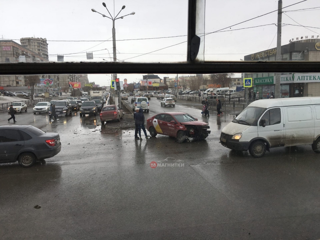 В Магнитогорске столкнулись автомобили такси │ Челябинск сегодня