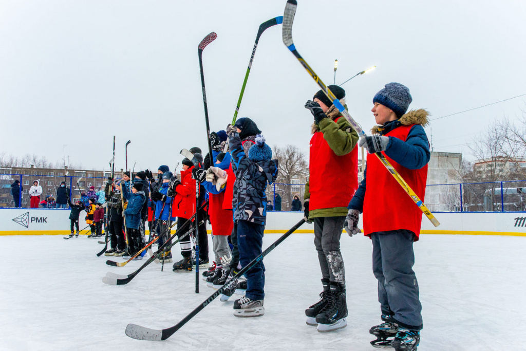Дети обкатали новую хоккейную коробку в Ленинском районе