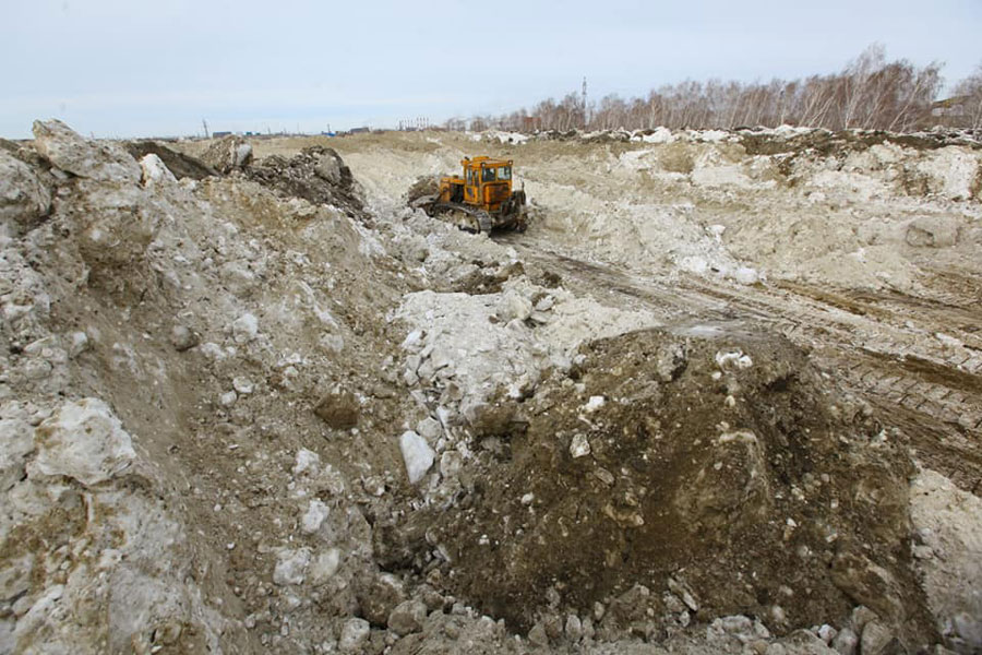 Челябинским журналистам показали снегосвалку