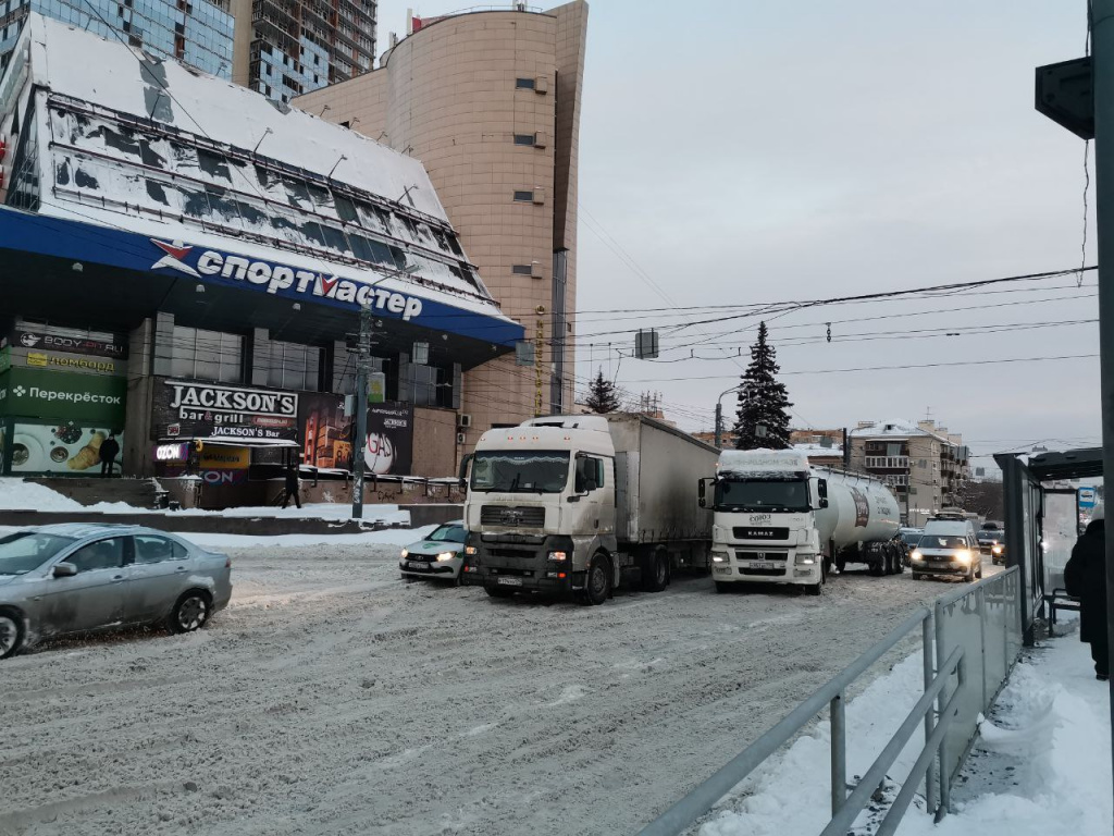 ДТП с двумя грузовиками заблокировало проезд по центру Челябинска │  Челябинск сегодня