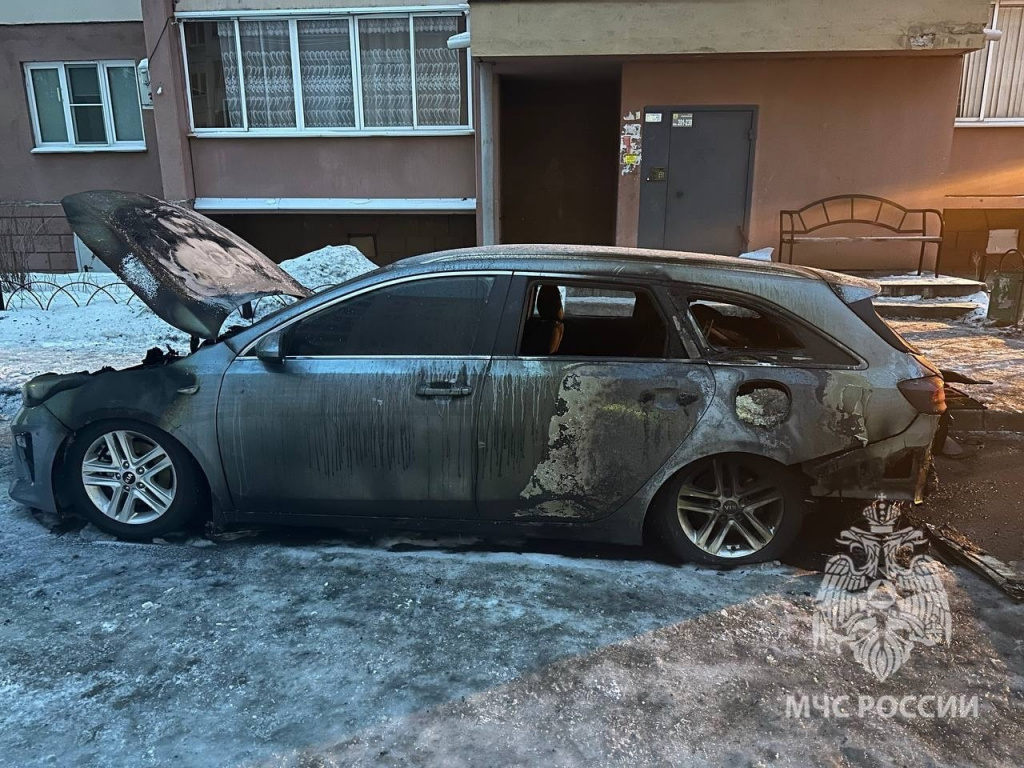 Два автомобиля сгорели возле многоэтажки в Челябинской области │ Челябинск  сегодня