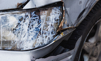 Водитель ВАЗа сбил беременную женщину под Челябинском и сбежал