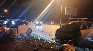 Два автомобиля разворотило во время жуткой аварии в Челябинске