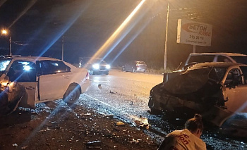 Два автомобиля разворотило во время жуткой аварии в Челябинске