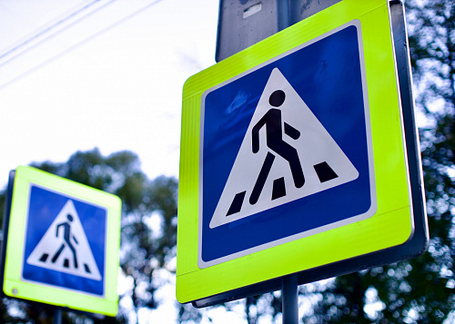 В Челябинске поймали водителя, чуть не сбившего детей на красный свет