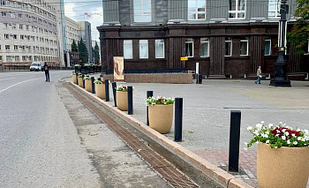 Центр Челябинска украсили цветочными кашпо нового вида