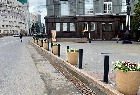 Центр Челябинска украсили цветочными кашпо нового вида