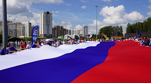 В Челябинске растянули 30-метровый российский триколор