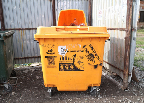 В Челябинске жёлтые контейнеры для вторсырья пришлось очищать от бытового мусора