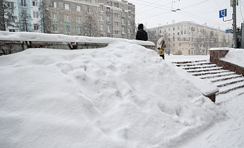 Погода держит в тонусе: в Челябинске продолжается борьба с сугробами