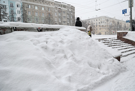 Погода держит в тонусе: в Челябинске продолжается борьба с сугробами