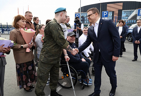 Алексей Текслер вручил спецавтомобили участникам СВО
