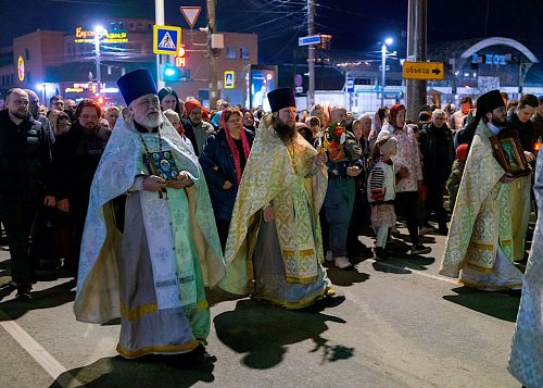 Светлое настроение вопреки непогоде: дождь не испортил челябинцам праздник Пасхи