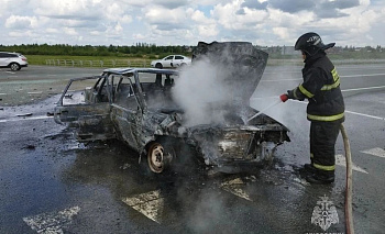 Автомобиль вспыхнул после лобового ДТП в Челябинской области