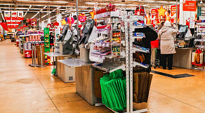 Житель Копейска вылетел из продуктового с корзиной прямо на полицейских