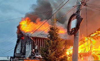 В Златоусте огонь оплавил коттедж и уничтожил соседний дом