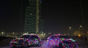 Челябинцы превратили свои автомобили в новогодние елки