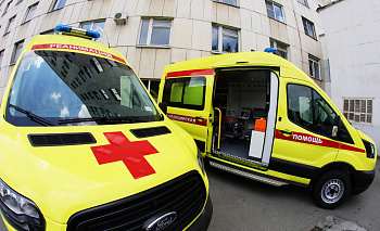 Плита с забора рухнула на годовалого мальчика в Челябинской области