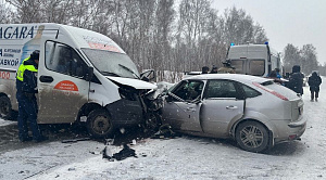 Микроавтобус «съел» легковушку во время лобового ДТП под Челябинском