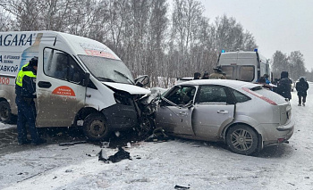 Микроавтобус «съел» легковушку во время лобового ДТП под Челябинском