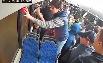 Юный вандал нанес серьезный ущерб в салоне челябинского троллейбуса