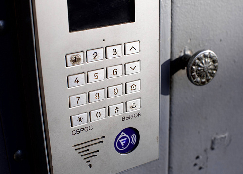 Южноуральцы помешали мошенникам украсть 400 тысяч через «замену домофонов»