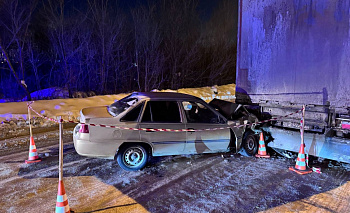 В Магнитогорске автомобиль мощно врезался в стоящий грузовик