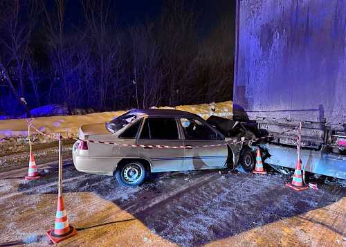 В Магнитогорске автомобиль мощно врезался в стоящий грузовик