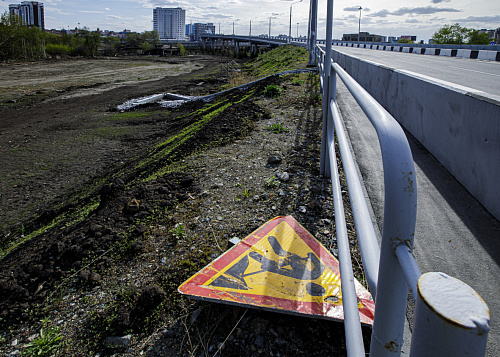 Дорожный знак пробил лобовое стекло едущего автомобиля в Челябинске