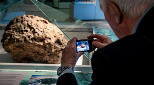 Челябинцам позволили заглянуть внутрь метеорита в годовщину его падения 