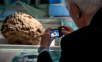 Челябинцам позволили заглянуть внутрь метеорита в годовщину его падения 