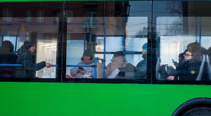 В Челябинске школьник сломал ногу при резкой остановке автобуса 