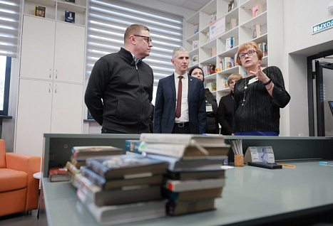 Алексей Текслер оценил преображение одной из старейших библиотек Миасса