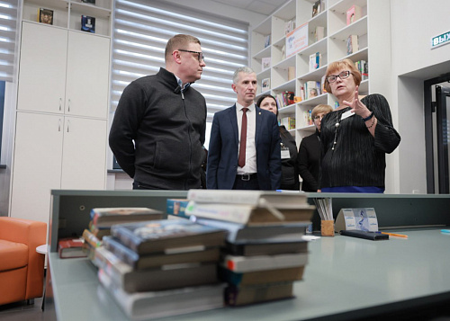 Алексей Текслер оценил преображение одной из старейших библиотек Миасса