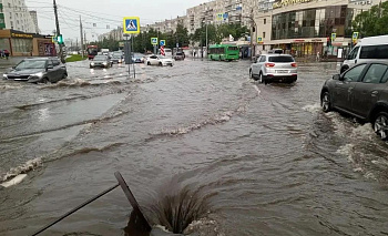 Семь бригад устраняют последствия обильного дождя в Челябинске