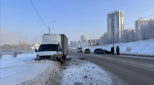 Легковушку разворотило при столкновении с «ГАЗелью» в Челябинске