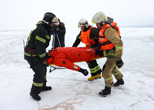 Вмерзшего в лед мужчину обнаружили на озере в Чебаркуле