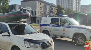 Водитель прокатил пассажиров в лодке на крыше автомобиля по Копейску