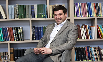 Алексей Лошкин поздравил женщин Челябинска с 8 Марта