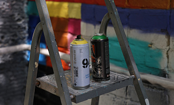 Челябинский подросток высказался на стенах подъезда и попал под статью